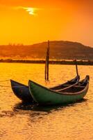 traditioneel boten Bij O lening lagune in zonsondergang, phu yen provincie, Vietnam foto