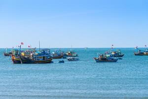 visie van traditioneel visvangst boten Bij mui ne strand, phan dief, binh Thuan, Vietnam. in de buurt ke ga kaap of vuurtoren is de meest favoriete bestemming voor bezoekers. foto