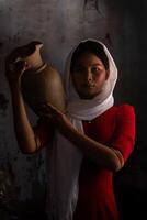 portret van cham etnisch meisje in bau truc pottenbakkerij dorp, phan rang stad, ninh donderdag provincie, Vietnam foto