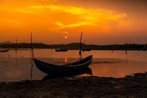 traditioneel boten Bij O lening lagune in zonsondergang, phu yen provincie, Vietnam foto