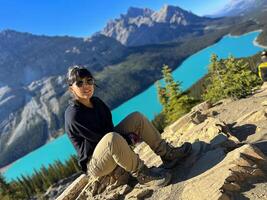 vrouw resting na een route door peyto meer, in Canada. foto