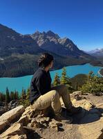 vrouw resting na een route door peyto meer, in Canada. foto