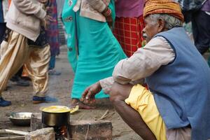 15e januari 2023, kolkata, west Bengalen, Indië. bezoeker Koken voedsel Bij kolkata ganga sagar doorvoer kamp foto