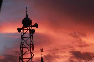 silhouet van de moskee koepel tegen de schemering lucht achtergrond foto