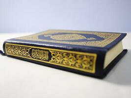 koran heilig boek geïsoleerd Aan wit achtergrond. heilig koran is de heilig boek van moslim. al koran foto
