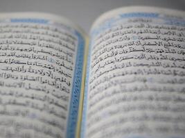 koran heilig boek geïsoleerd Aan wit achtergrond. heilig koran is de heilig boek van moslim. al koran foto