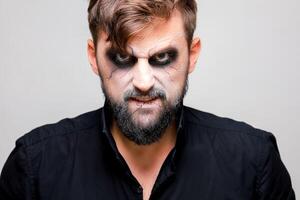 detailopname portret van een Mens met een baard met bedenken voor halloween in de stijl van de ondood foto