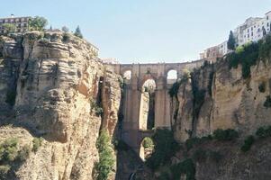 puente nuevo boog brug over- de tajo kloof Bij ronda dorp, Spanje. toerist gezichtspunt klif in ronda provincie van Malaga, andalusië foto