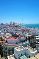 panoramisch visie van oud stad cadiz, Spanje. antenne stadsgezicht van daken en kathedraal de de kerstman cruz. atlantic oceaan, Andalusië regio foto