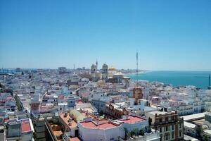 panoramisch visie van oud stad cadiz, Spanje. antenne stadsgezicht van daken en kathedraal de de kerstman cruz. atlantic oceaan, Andalusië regio foto