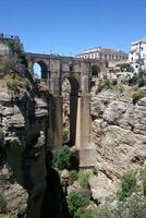 puente nuevo boog brug over- de tajo kloof Bij ronda dorp, Spanje. toerist gezichtspunt klif in ronda provincie van Malaga, andalusië foto