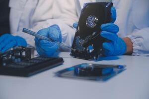 dichtbij omhoog van technicus meten Spanning elektronisch stroomkring bord televisie, onderhoud na uitverkoop fix elektrisch uitrusting binnen verzekering. foto