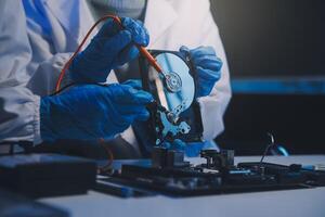 dichtbij omhoog van technicus meten Spanning elektronisch stroomkring bord televisie, onderhoud na uitverkoop fix elektrisch uitrusting binnen verzekering. foto