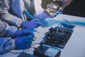 dichtbij omhoog van technicus meten Spanning elektronisch stroomkring bord televisie, onderhoud na uitverkoop fix elektrisch uitrusting binnen verzekering. foto