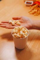 een vrouw Holding een kom van popcorn foto