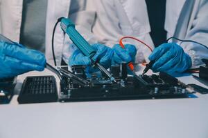 dichtbij omhoog van technicus meten Spanning elektronisch stroomkring bord televisie, onderhoud na uitverkoop fix elektrisch uitrusting binnen verzekering. foto