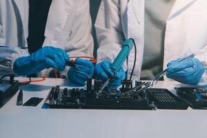 dichtbij omhoog van technicus meten Spanning elektronisch stroomkring bord televisie, onderhoud na uitverkoop fix elektrisch uitrusting binnen verzekering. foto