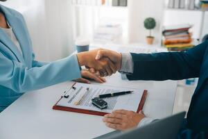 verzekering officieren hand- over- de auto sleutels na de huurder. hebben ondertekend een auto verzekering document of een huren of overeenkomst document buying of verkoop een nieuw of gebruikt auto met een auto foto