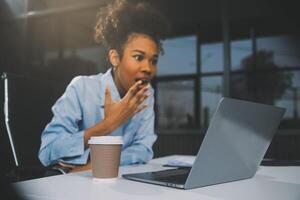 bedrijf vrouw zittend Bij werk benadrukt , uit werken moeilijk gevoel benadrukt uit en duizelig van uw baan foto