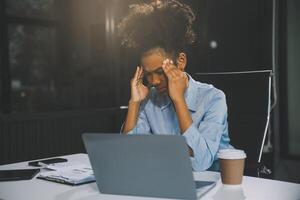 bedrijf vrouw zittend Bij werk benadrukt , uit werken moeilijk gevoel benadrukt uit en duizelig van uw baan foto