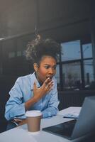 bedrijf vrouw zittend Bij werk benadrukt , uit werken moeilijk gevoel benadrukt uit en duizelig van uw baan foto