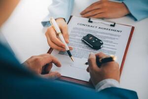 verzekering officieren hand- over- de auto sleutels na de huurder. hebben ondertekend een auto verzekering document of een huren of overeenkomst document buying of verkoop een nieuw of gebruikt auto met een auto foto