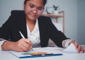 bedrijf vrouw mensen gebruik computers en papier documenten naar analyseren bedrijf en beheren zakelijke informatie. bedrijf analyse met grafieken, indicatoren, en kpi's naar verbeteren organisatorisch prestatie. foto