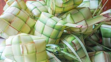 ketupat of rijst- knoedel is Indonesisch traditioneel voedsel dienen Aan eid foto