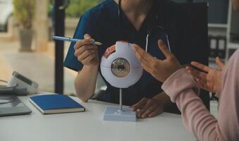 oogarts dokter in kliniek, een deel van oog model- Aan bureau, oculus monster foto