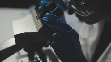 professioneel chemicus vrouw laboratorium gebruik makend van wetenschappelijk microscoop voor wetenschap Onderzoek, chemie wetenschapper met microbiologie medicijnen uitrusting technologie naar werken met geneeskunde biologie experiment foto