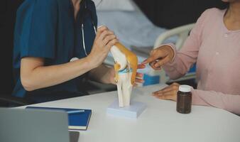 medische keuring vaccin Onderzoek en ontwikkeling concept. wetenschapper team in laboratorium studie en diagnose van ziekten voor model- intern orgaan monster van antilichaam. foto