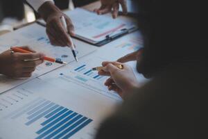 co-werkconferentie, zakelijke teamvergadering aanwezig, investeerderscollega's bespreken nieuw plan financiële grafiekgegevens op kantoortafel met laptop en digitale tablet, financiën, boekhouding, investeringen. foto