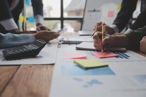 co-werkconferentie, zakelijke teamvergadering aanwezig, investeerderscollega's bespreken nieuw plan financiële grafiekgegevens op kantoortafel met laptop en digitale tablet, financiën, boekhouding, investeringen. foto