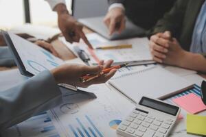 co-werkconferentie, zakelijke teamvergadering aanwezig, investeerderscollega's bespreken nieuw plan financiële grafiekgegevens op kantoortafel met laptop en digitale tablet, financiën, boekhouding, investeringen. foto