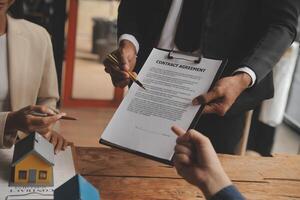 echt landgoed middel en verkoop manager team analyse prijzen van verhuur huren contract van uitverkoop aankoop overeenkomst, betreft hypotheek lening aanbod voor en huis verzekering. foto