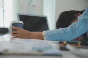 moe tiener meisje wrijven droog prikkelbaar ogen voelen oog spanning spanning migraine na computer werk, uitgeput jong Aziatisch vrouw leerling verlichtend hoofdpijn pijn, slecht zwak wazig visie, gezichtsvermogen probleem foto