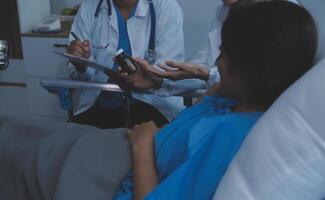 arts en patiënt bespreken iets terwijl ze aan tafel zitten. geneeskunde en gezondheidszorg concept. dokter en patiënt foto