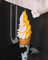 gezond yoghurt ijs crèmes met verschillend toppings foto