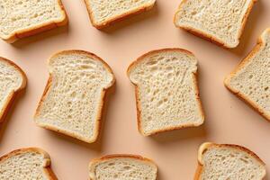 geassorteerd plakjes van brood Aan tafel. foto