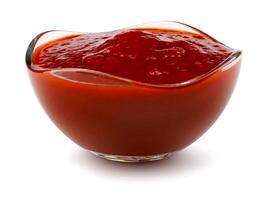 ketchup in een glas kop geïsoleerd Aan een wit achtergrond. tomaat saus . foto