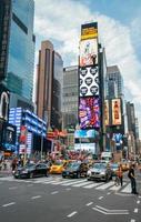 New York City, Verenigde Staten - 21 juni 2016. mensen en beroemde led-reclamepanelen in Times Square, iconisch symbool van New York City foto