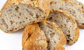 brood van brood besnoeiing in stukken Aan een wit achtergrond. stukken van brood. kunst brood. foto
