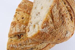 een brood van brood besnoeiing in voor de helft met zaden. kunst brood. foto