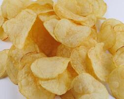 aardappel chips Aan een wit achtergrond. foto