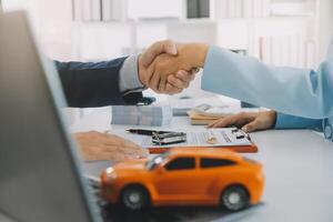 verzekering officieren hand- over- de auto sleutels na de huurder. hebben ondertekend een auto verzekering document of een huren of overeenkomst document buying of verkoop een nieuw of gebruikt auto met een auto foto