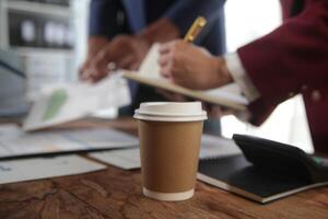 bedrijf team vergadering werken met nieuw opstarten projecteren, discussie en analyse gegevens de grafieken en grafieken. digitaal tablet, rekenmachine, laptop computer gebruik makend van, bedrijf financiën en accounting concept. foto