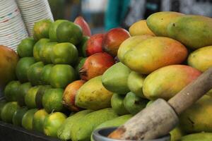divers fruit zijn verkoop openlijk Aan een Open straat winkel Bij kolkata, Indië. foto