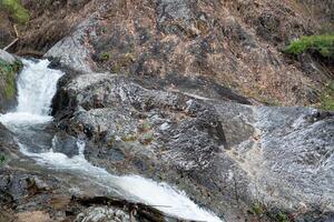waterval in de bergen. berg rivier. de water stromen door de rots spleten. Bij chae zoon nationaal park Thailand. foto
