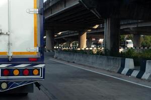 vervoer van vrachtauto auto hou op Aan de weg. weg onder de brug in de stad van Thailand. foto