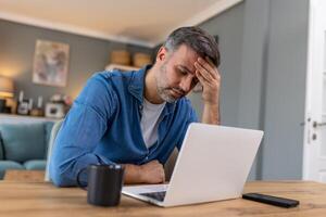 zakenman kantoor werken Holding zeer hoofd pijn van bureau werken en zittend allemaal dag gebruik makend van laptop computer of notitieboekje lijden hoofdpijn ziek arbeider overbelasting concept foto